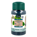 A bottle of Knipp Entspannung-PUR bath crystals with a dark green cap and a white label featuring green leaves and blue text, set against a plain white background.